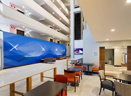 H I Express & Suites San Antonio Medical-Six Flags Экстерьер фото